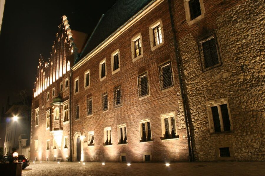 Krakow: Evening Walking Tour with Spooky Stories - Maria Magdalena’s Square and Katyński’s Square