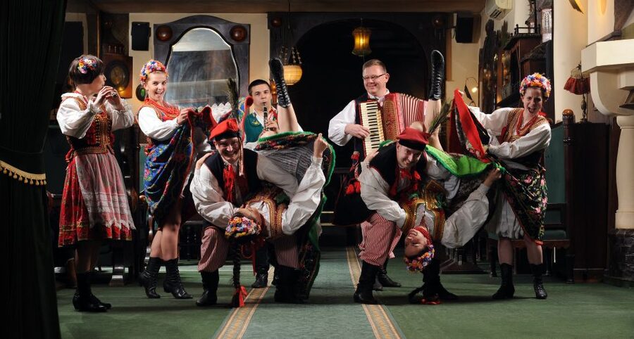 Krakow: Folk Show & 3-Course Dinner at Jama Michalika Café - The first 25-minute show: music, costumes, and movement