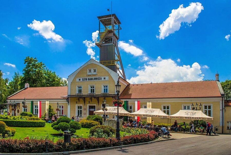 Krakow: Full-Day Auschwitz-Birkenau & Salt Mine Guided Tour - Underground art at Wieliczka Salt Mine