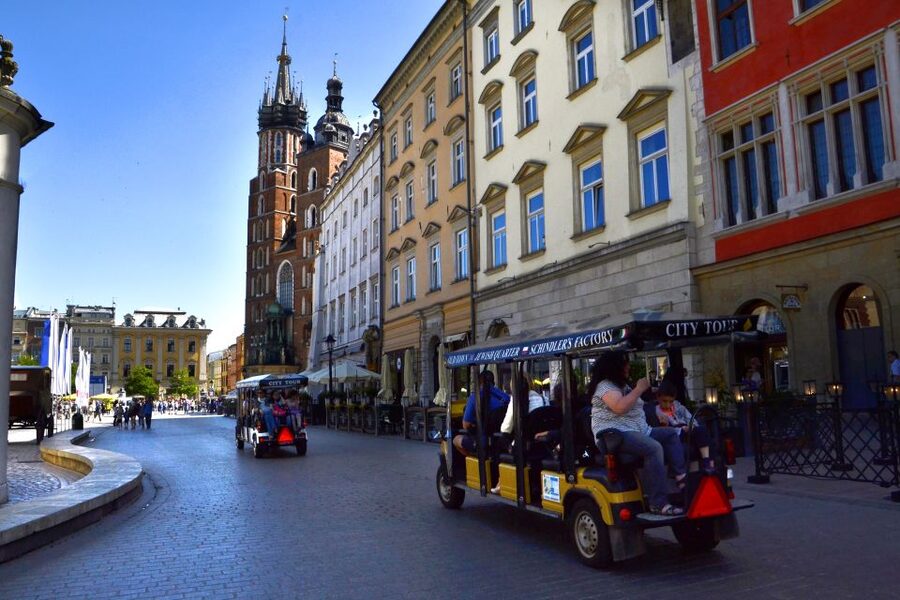 Krakow: Full Tour Regular 1.5h guided city tour by E-Cart - What the 28-language audio guide adds