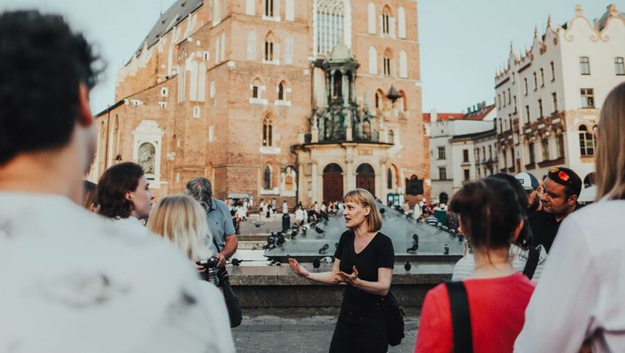 Krakow: Guided Old Town Tour - Inside St. Mary’s Basilica