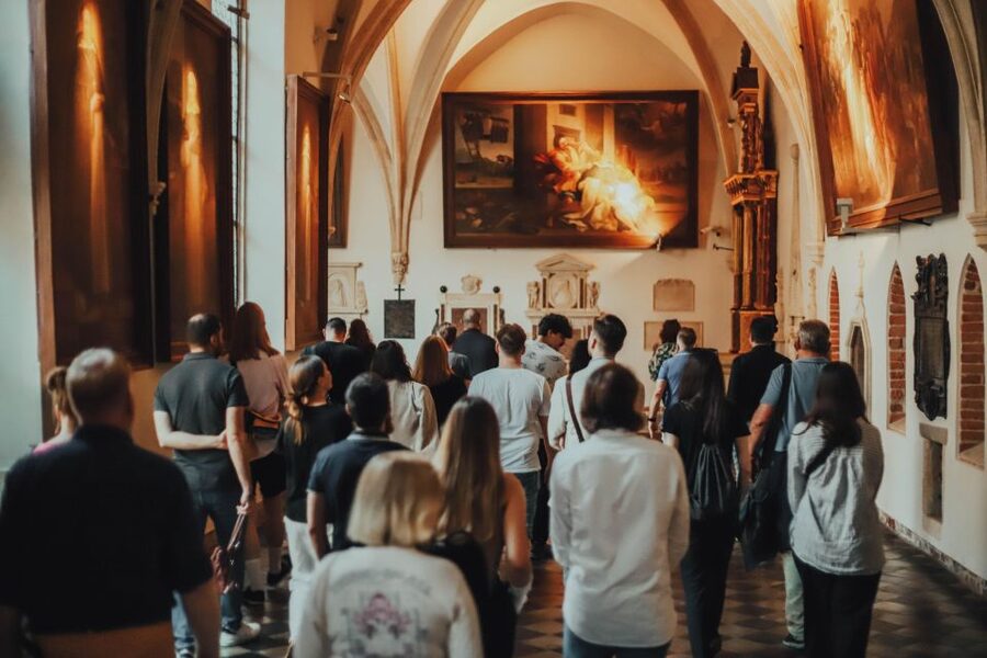Krakow: Guided Old Town Tour - University buildings, churches, and stories between the major sights