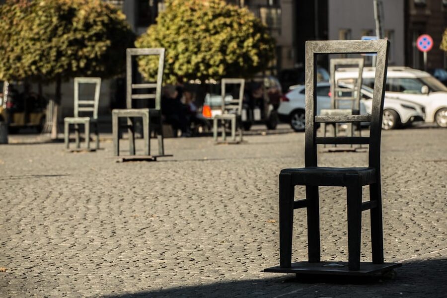 Krakow: Guided Tour of the Jewish Ghetto - Ghetto Heroes Square and the empty chairs