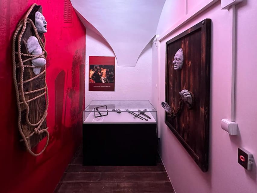 Kraków: Guided Tour of the Torture Museum - From medieval iron devices to the French Revolution guillotine