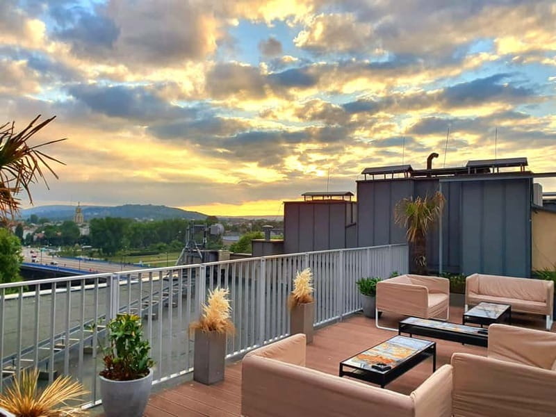 Krakow: Hidden Rooftop Bar Reservation with 1 Cocktail - Finding the rooftop at Holiday Suites Cracow