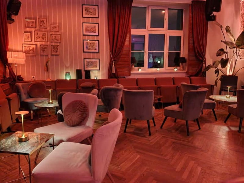 Krakow: Hidden Rooftop Bar Reservation with 1 Cocktail - Who should book this rooftop experience