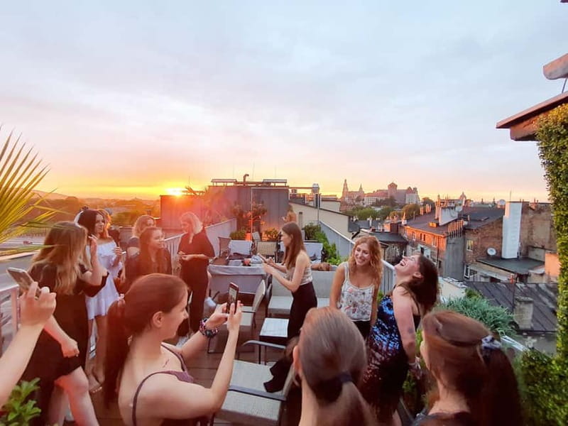 Krakow: Hidden Rooftop Bar Reservation with 1 Cocktail - The 6th-floor terrace and its views