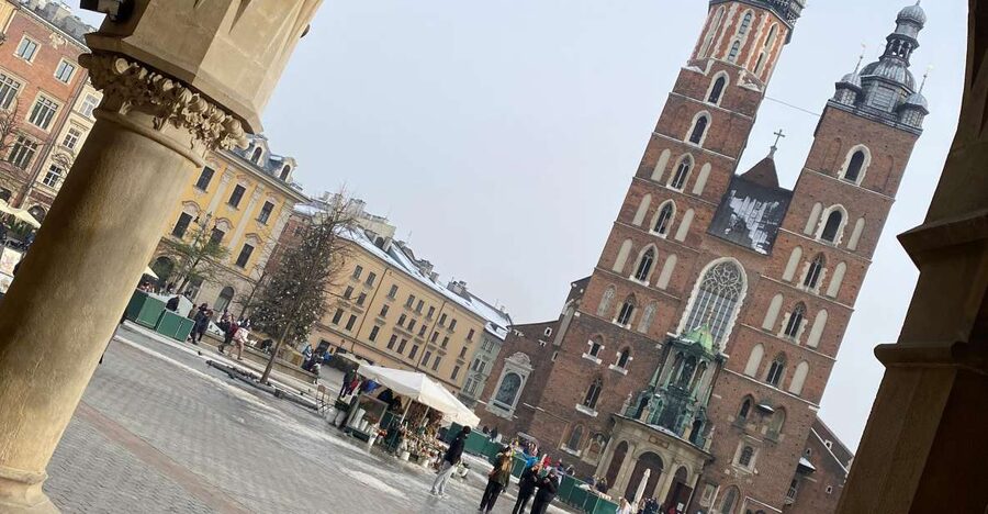 Kraków in a nutshell - walking tour - Cloth Hall and St. Mary’s Basilica
