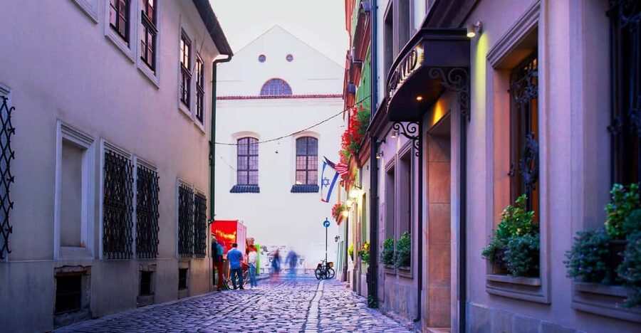 Krakow: Jewish Quarter and Former Ghetto Tour by Golf Cart - What the audio guide adds to a fast ride