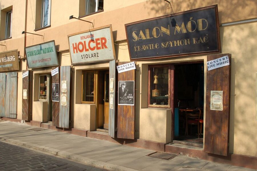 Krakow: Jewish Quarter Guided Walking Tour - Guides, group size, and the feel of the walk