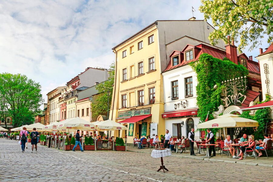 Kraków: Jewish Quarter & Schindler’s Factory Guided Tour - Walking from the Jewish Quarter to the factory story
