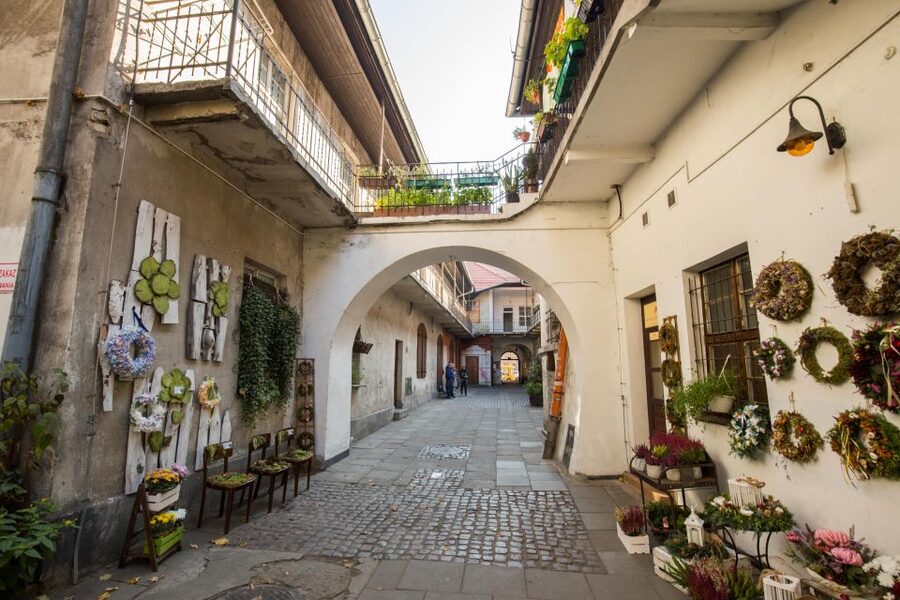Krakow: Kazimierz Jewish Quarter Walking Tour - Starting on Szeroka Street