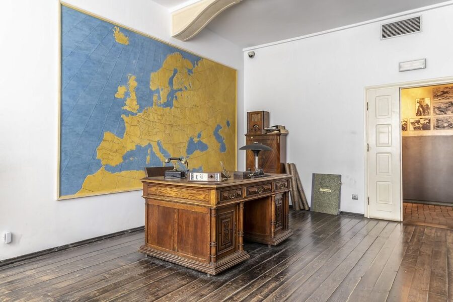 Krakow: Kazimierz, Schindler's Factory & Ghetto with Guide - Walking through Krakow’s oldest district