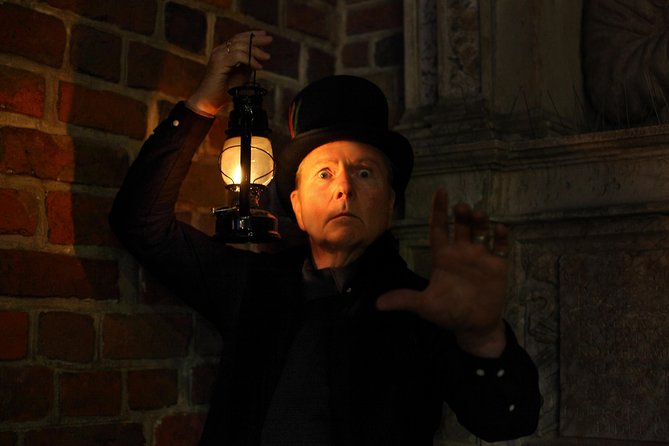 Krakow Night Tour: Ghosts, Vampires and Legends of the Old Town - Wawel Castle and medieval Krakow