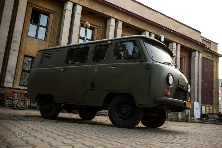 Krakow: Nowa Huta Guided Tour in Vintage Car - Roses Avenue and the missing Lenin