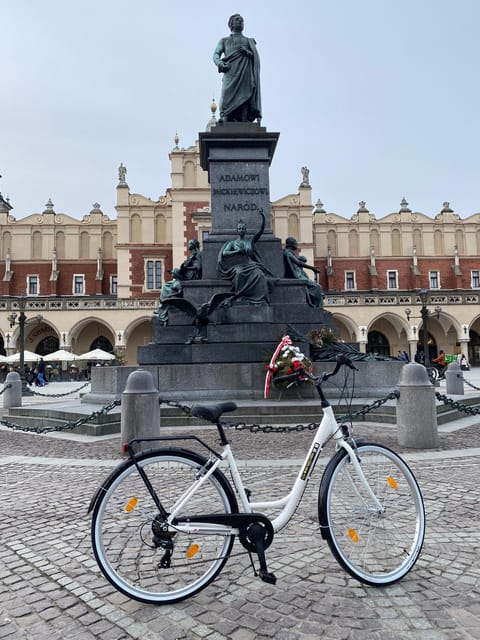 Krakow: Old Town and Kazimierz Guided Bike Tour - Why a bike works well in Krakow