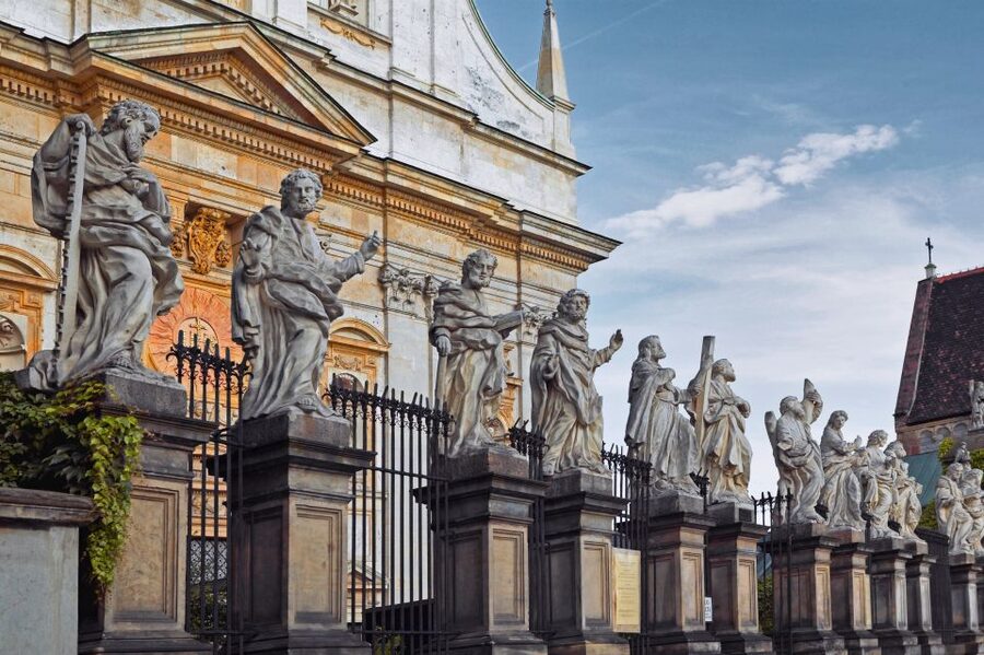 Krakow: Old Town Audio-Guided Walking Tour with Headset - Key points to know before you go