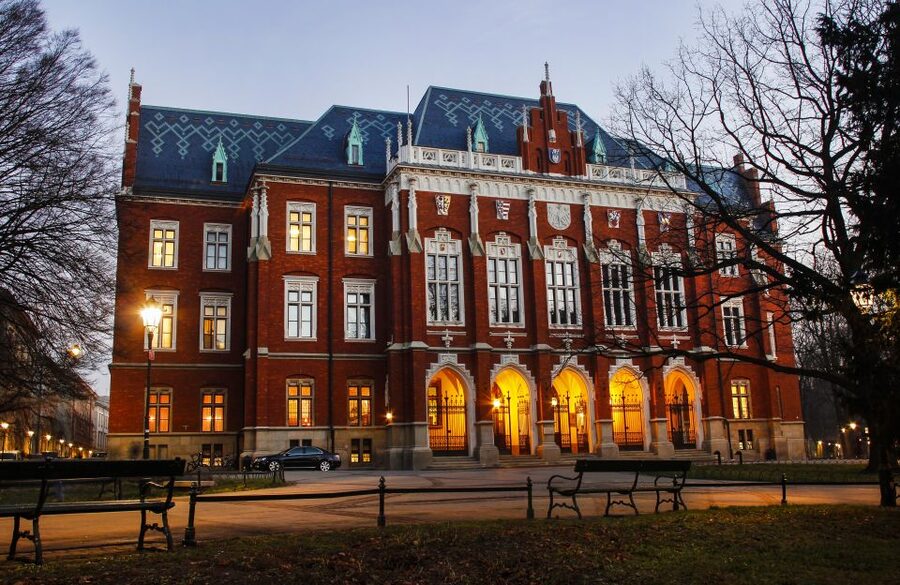 Krakow: Old Town Audio-Guided Walking Tour with Headset - Side streets, small squares, and overlooked details