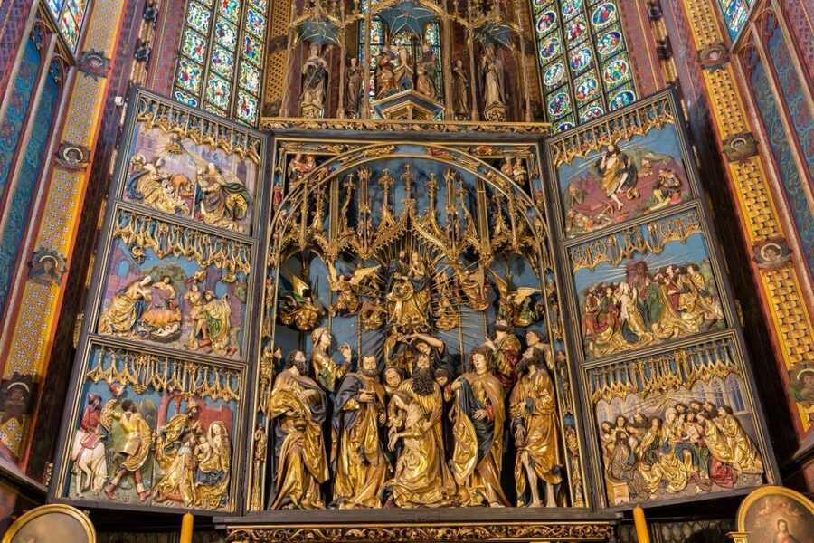 Krakow: Old Town short walk with St. Mary's Basilica visit - What the guide adds