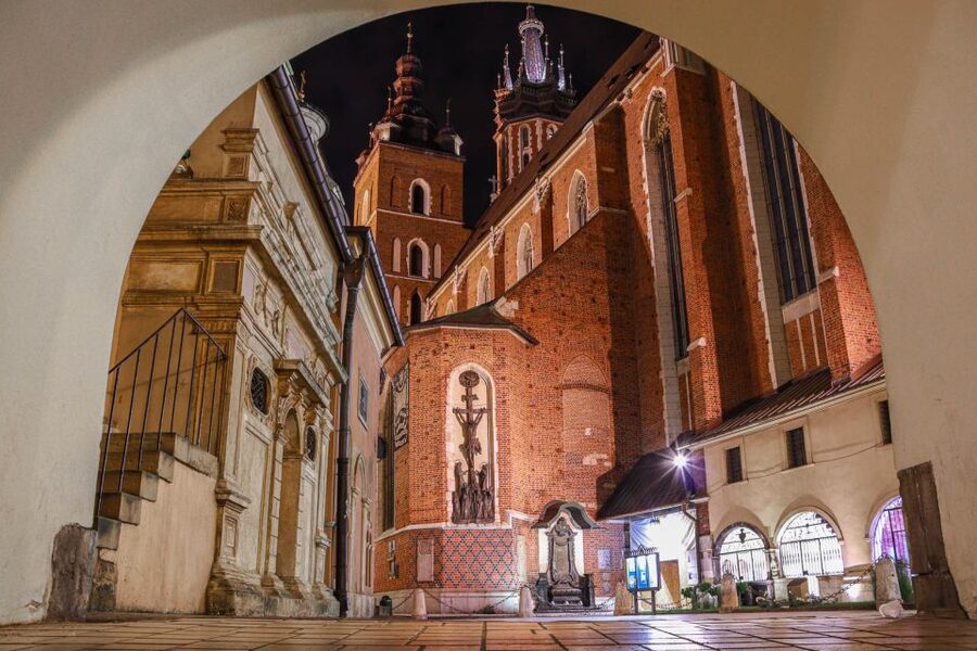 Kraków: Old Town & Wawel Castle Walking Tour in English - Starting between the Barbican and St. Florian’s Gate