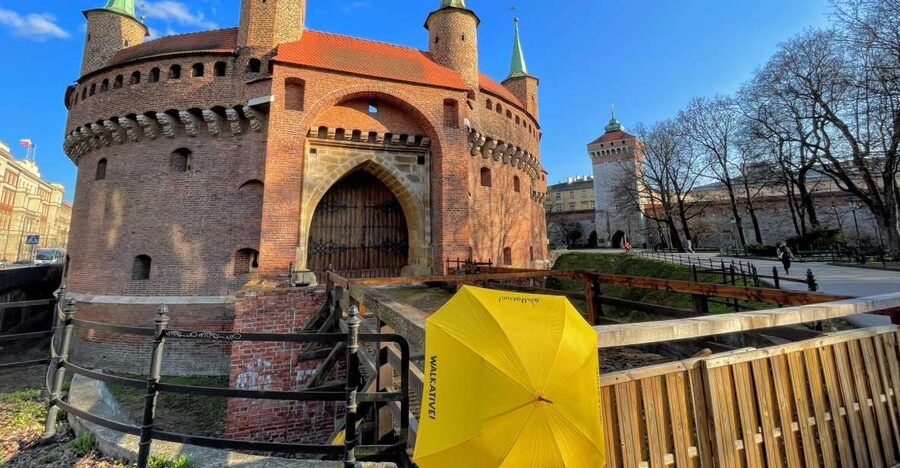 Kraków: Old Town & Wawel Castle Walking Tour in English - Walking Kraków’s preserved medieval core