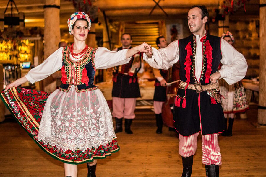 Krakow: Polish Folk Night with Dinner and Unlimited Drinks - The folk show and audience participation