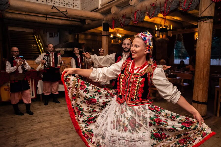 Krakow: Polish Folk Night with Dinner and Unlimited Drinks - The double-decker ride from Dietla 7