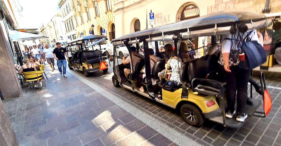 Krakow: Private Panoramic Tour by Golf Cart with Audio Guide - Main Market Square, Cloth Hall, and the Old Town churches