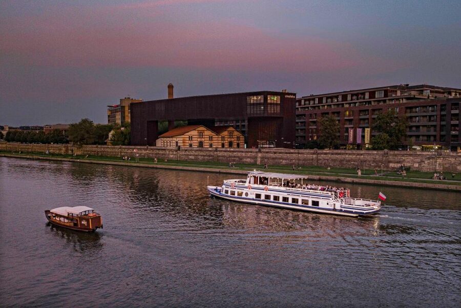 Krakow: Private Traditional Gondola Cruise - Weather, comfort, and what to bring