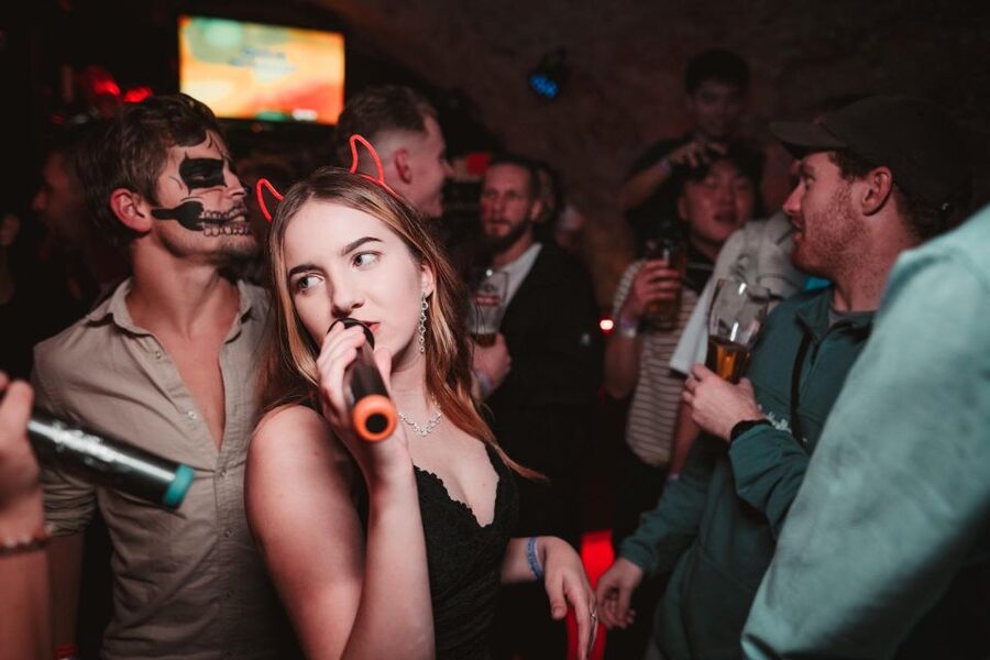 Krakow: Pub Crawl with 1 Hour of Unlimited Alcoholic Drinks - VIP entry and welcome shots: where the price starts to make sense
