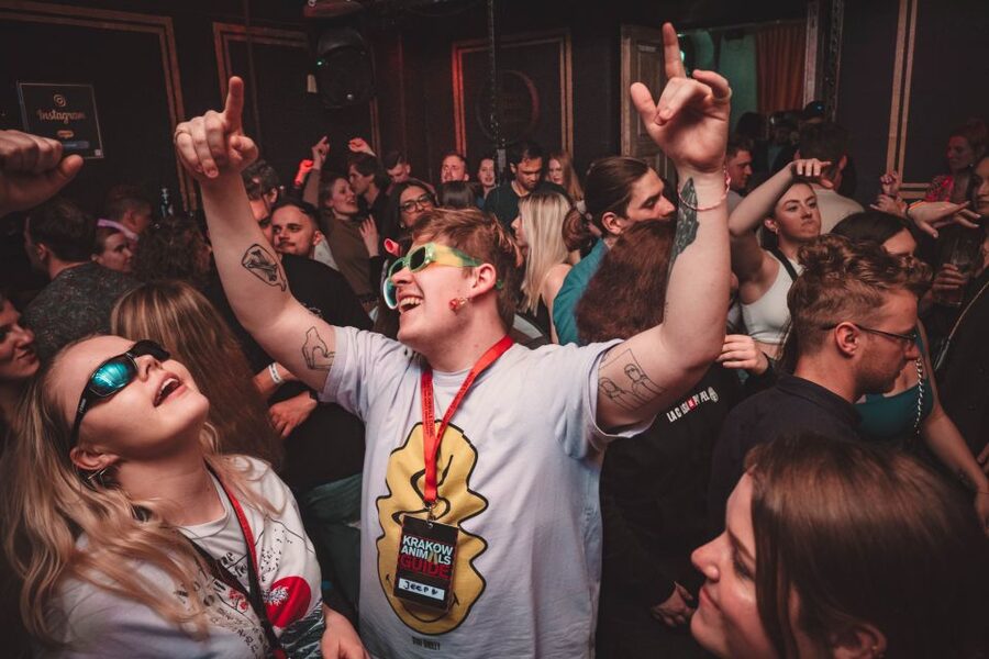 Krakow: Pub Crawl with 1 Hour of Unlimited Alcoholic Drinks - The guides are the social heart of the night
