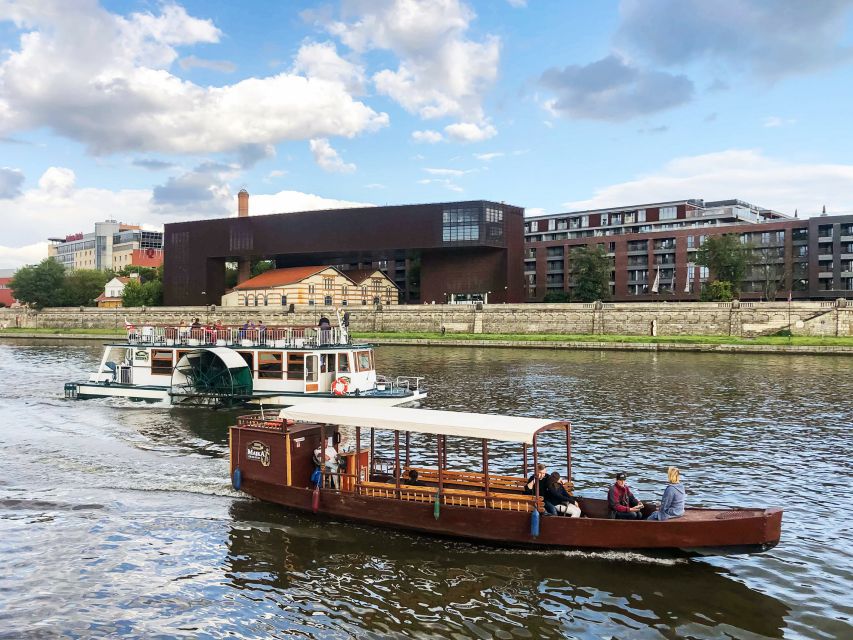 Krakow: Sightseeing Cruise by Vistula River - What the boat is like in different weather