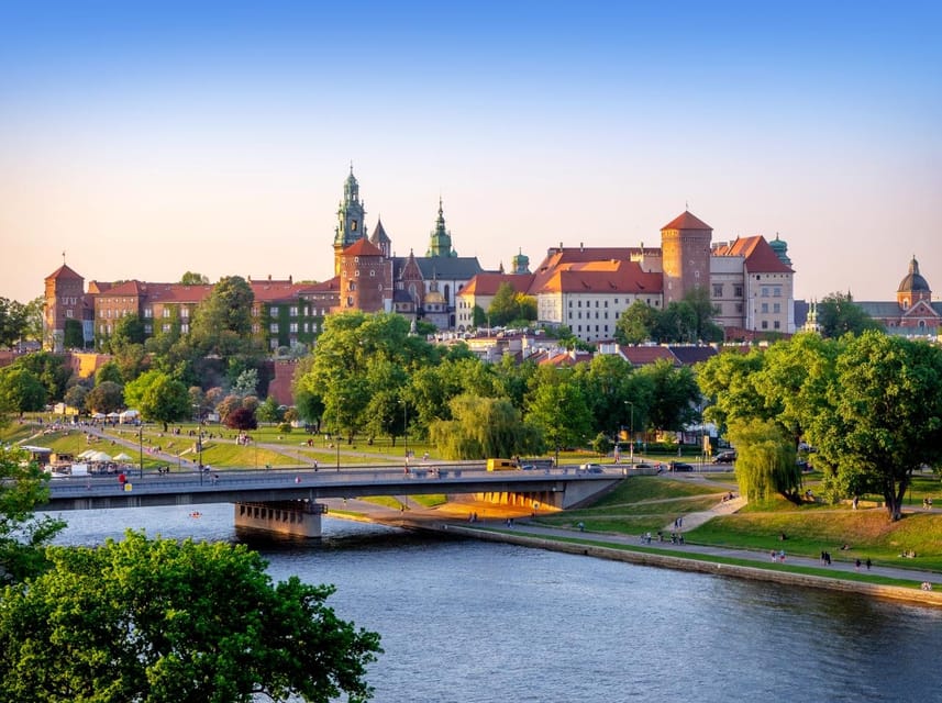 Krakow: Sightseeing Cruise on the Vistula River - Manggha Museum and the meeting of old and new