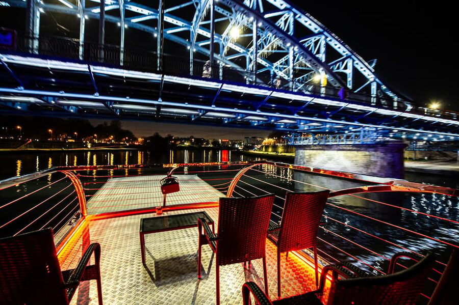 Krakow: Sightseeing Cruise on Vistula River with Audio Guide - Audio guide and the role of the captain