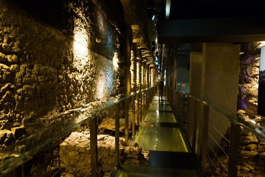 Krakow: Skip-the-Line Rynek Underground Museum Guided Tour - What the archaeological displays reveal