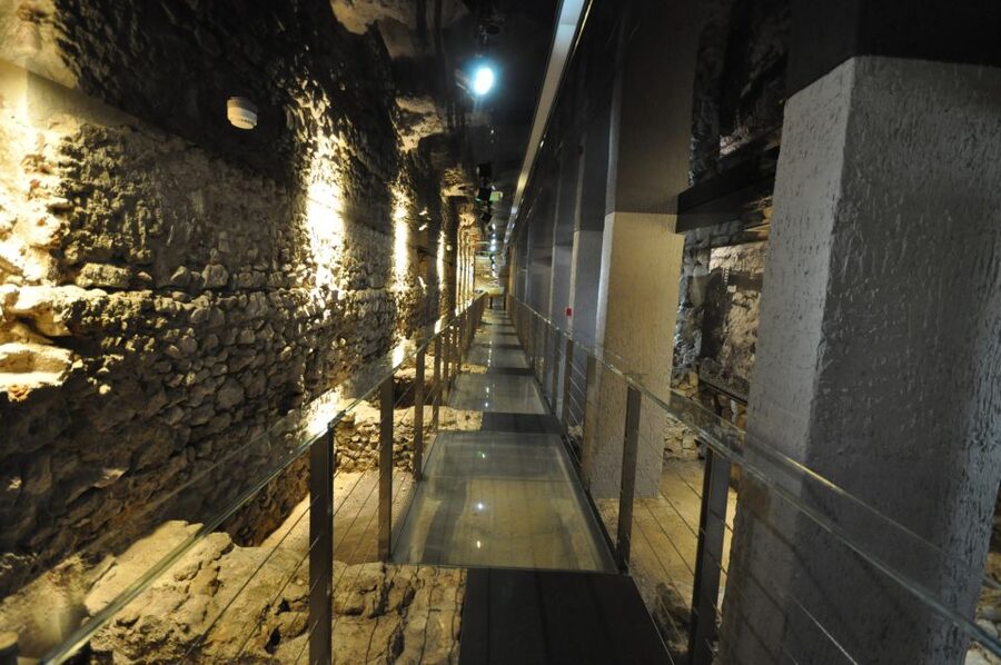 Krakow: Skip the Line Underground Museum and Old Town - Language choices and guide quality