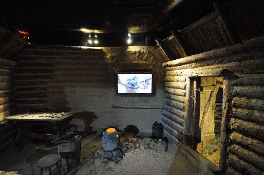 Krakow: Skip the Line Underground Museum and Old Town - Timing, meeting point, and physical access