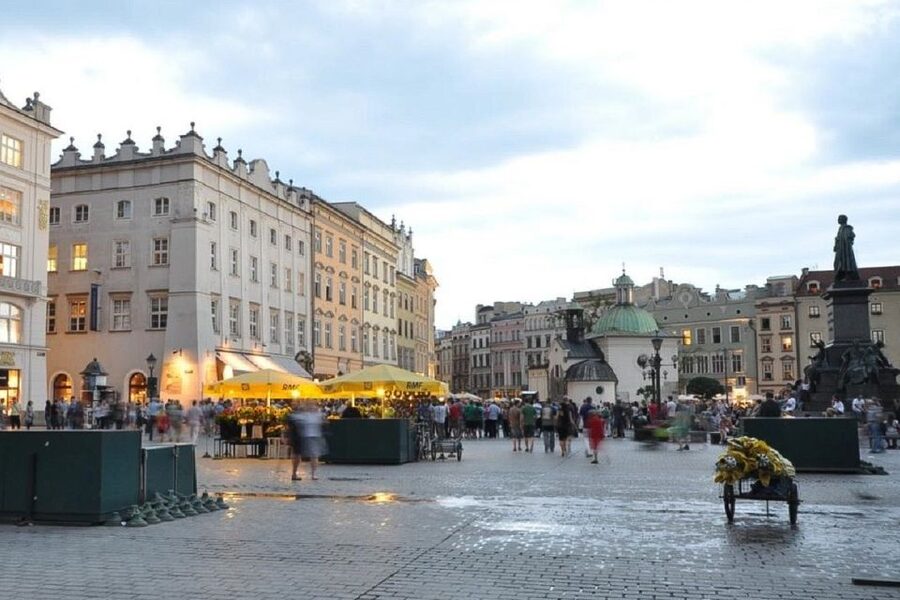 Krakow: Skip the Line Underground Museum Private Guided Tour - The private format and what it changes