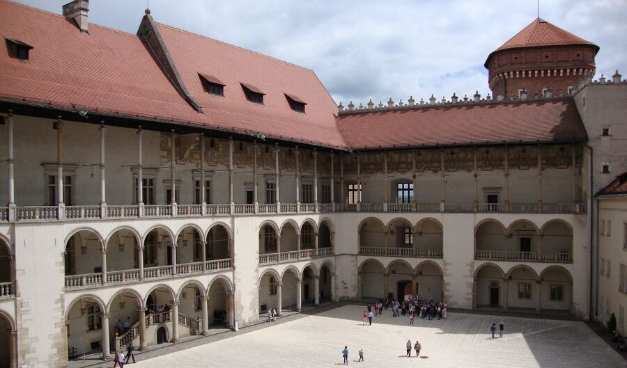 Krakow: Skip the Line Wawel Castle & Cathedral Private Tour - What the private guide adds