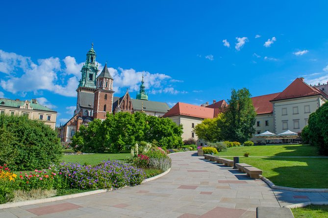 Krakow: Skip-the-Line Wawel Castle & Old Town Guided Tour - Main Market Square and St. Mary’s Basilica