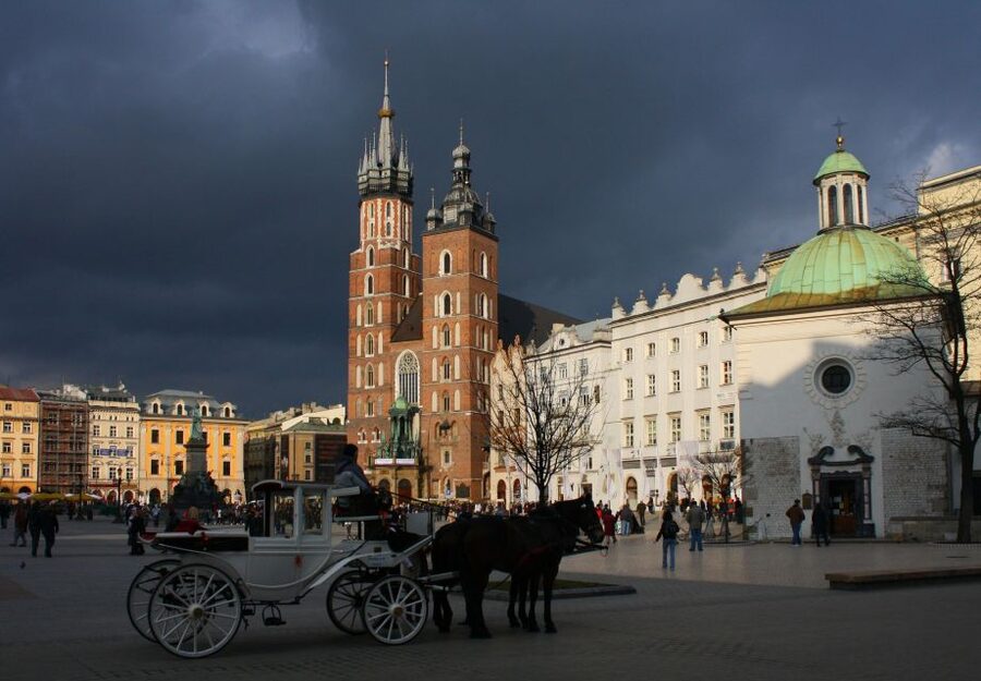 Krakow: Skip-the-Line Wawel Castle & Old Town Guided Tour - Four to five hours is a serious commitment