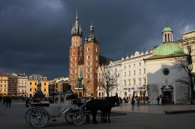 Krakow: Skip-the-Line Wawel Castle & Old Town Guided Tour - The Royal Route connects the castle to daily Krakow