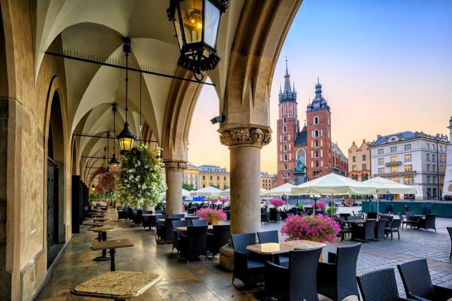 Krakow: St. Mary's Church and Rynek Underground Museum Tour - Inside St. Mary’s Basilica