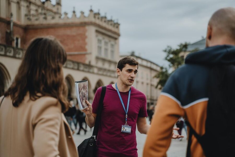 Krakow: Traditional Polish Food and Drinks Tasting Tour - A 30-minute walk through the Old Town