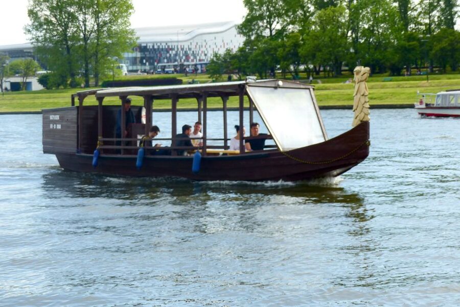 Krakow: Vistula River Cruise with Historical Views - Wawel Castle and the Krakow skyline
