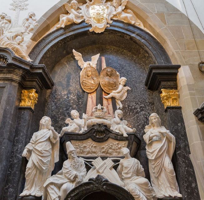 Krakow: Wawel Castle and Cathedral Guided Tour - Wawel Cathedral and the royal chapels