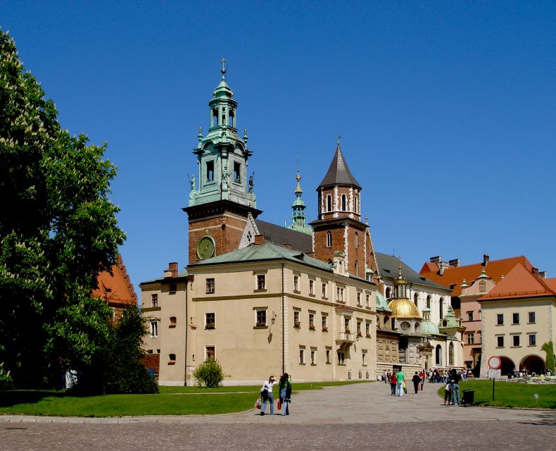 Krakow: Wawel Castle and Cathedral Guided Tour - Descending into the royal crypts