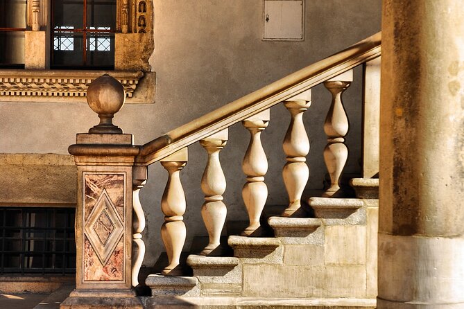 Krakow: Wawel Castle & Cathedral Guided Tour - Inside the castle’s royal chambers