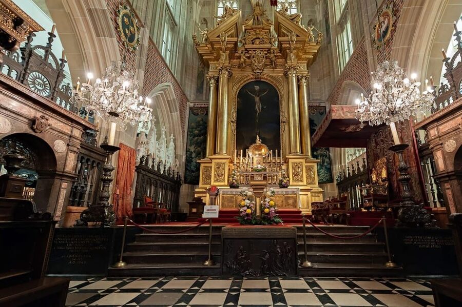 Krakow: Wawel Castle & Cathedral, Old Town & City Basilica - Wawel Cathedral and the route to the royal crypts