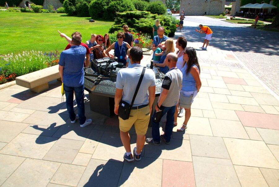 Krakow: Wawel Castle Guided Tour with Entry Tickets - Why Wawel Castle matters in Krakow